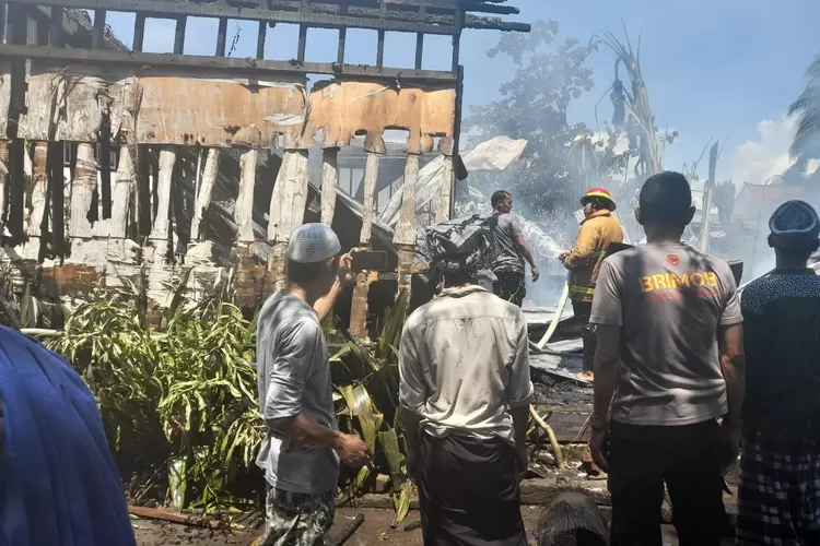 Kebakaran rumah di Gili Trawangan,  Lombok.  (Suara Karya/Istimewa)