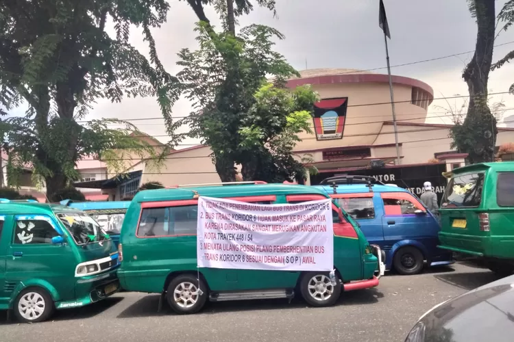 Membawa Tiga Tuntuntan, Sopir Angkot Jurusan Kampus Unand- Pasar Raya Datangi DPRD Padang