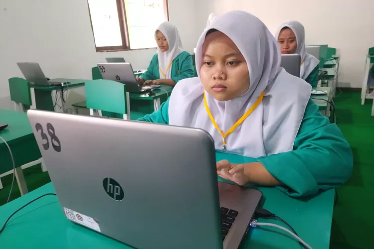 Sebanyak 348 siswa dan siswi Madrasah Aliyah Negeri (MAN) 2 Bogor, mengikuti Asement Madrasah Berbasis Komputer (AMBK) tahun 2023. ((Ade Irawan))