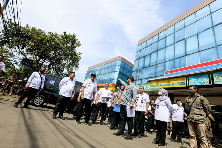 Sekretaris Daerah (Sekda) Kota Bandung, Ema Sumarna meninjau titik lokasi pembangunan flyover Nurtanio di Kecamatan Cicendo dan Andir (dok. Bandung.go.id)