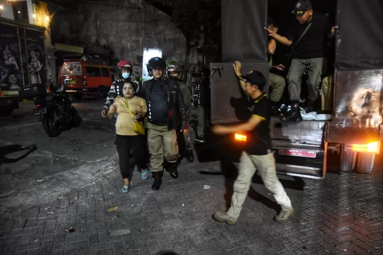 Satpol PP Semarang saat menangkap PSK di dekat Kota Lama.  (Ayosemarang.com/ Audrian Firhannusa)