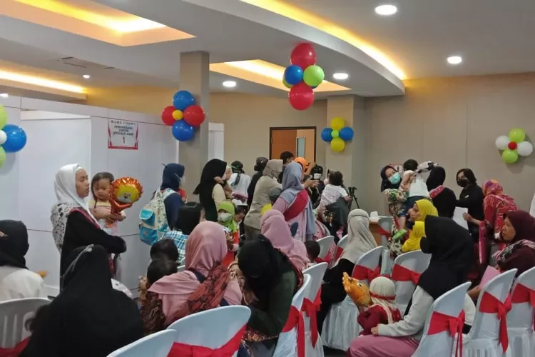 KESEHATAN : Rumah Sakit Bhayangkara Brimob Kota Depok mengadakan kegiatan bakti sosial untuk warga Kelurahan Pasir Gunung Selatan (PGS), Kecamatan Cimanggis.&nbsp; (ANDIKA EKA/RADAR DEPOK)