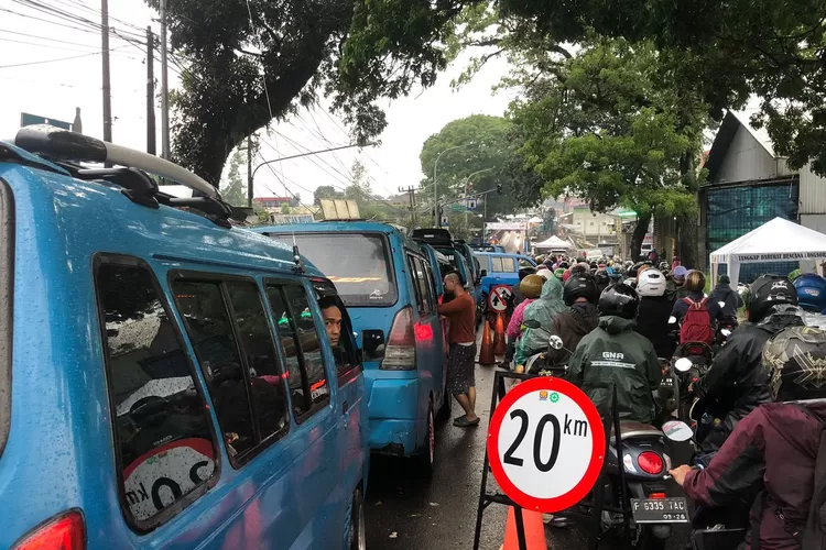 Kemacetan di Cikereteg, Jalan Raya Bogor-Sukabumi yang dibangun jembatan semetara pasca terjadi longsor. (Foto : Devina/Metropolitan.id)