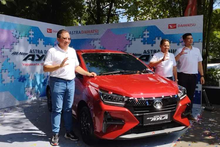 Supranoto Chief Eksekutif Daihatsu dengan All New Daihatsu Ayla