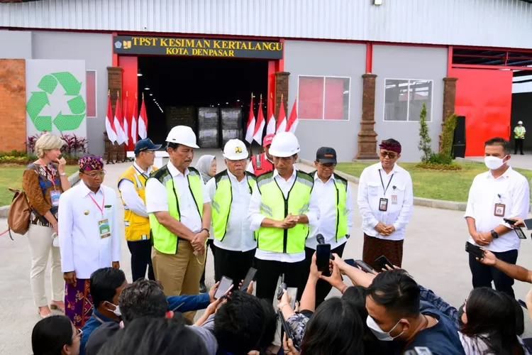 Presiden Jokowi saat meresmikan TPST Kesiman Kertalangu, di Denpasar, Bali, Senin (13/03/ 2023). Presiden Jokowi setujui pengunduran diri Zainudin Amali sebagai Menpora.
