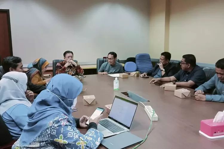 PELAJARI : Suasana kunjungan kerja Komisi I DPRD Provinsi Banten di ruang rapat Diskominfo Depok lantai 7, Gedung Dibaleka II, Balaikota Depok, beberapa waktu lalu. (ISTIMEWA)
