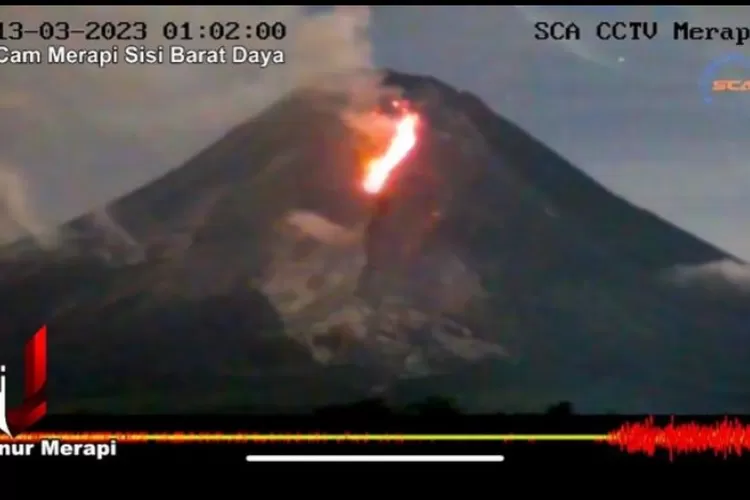 Pantauan erupsi Gunung Merapi, 13 Maret 2023 - Penampakan Gunung Merapi yang mengeluarkan lava pijar berwarna merah, dipantau dari CCTV.