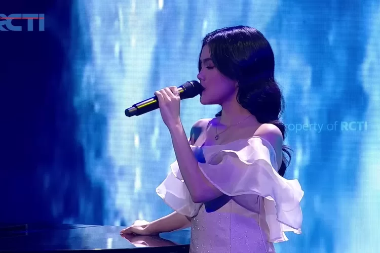 Lirik Lagu Kamu Dan kenangan-syarla-Indonesian Idol 2023 Spektakuler show 6(tangkapan layar CRTI)