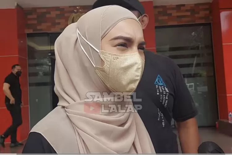 Tak muncul selama 5 hari, Irish Bella muncul saat menjenguk suaminya, Ammar Zoni yang ditahan di Polres Jakarta Selatan usai ditangkap karena kasus Narkoba (Foto: Irish Bella/Sambel Lalap)