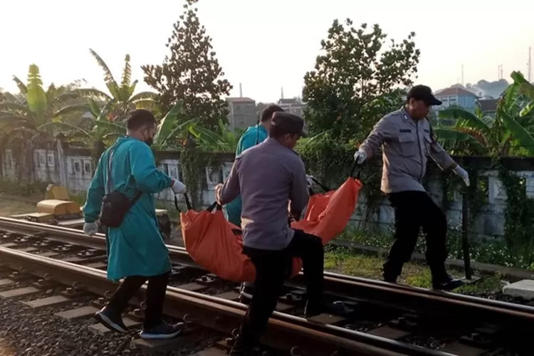 Polisi dan petugas kesehatan mengevakuasi jenasah pria tanpa identitas yang tewas akibat diserempet KA Kaligung di dekat perlintasan Sekopek Kaliwungu, Senin 13 maret 2023.  (Edi Prayitno/Kontributor Kendal)