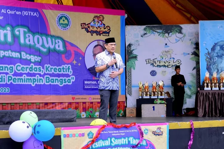Anggota DPRD Provinsi Jawa Barat, Asep Wahyuwijaya saat memberikan sambutan dalam acara FESTA IGTKA Kabupaten Bogor yang diselenggarakan di area Jungle Land BNR, Bogor, Selasa (14/3).