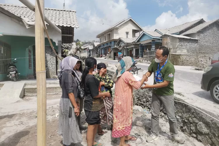 BRI melalui aktivitas CSR BRI Peduli melakukan penyaluran bantuan tanggap bencana bagi warga terdampak erupsi Merapi.  (ayopontianak.com/dok. BRI)