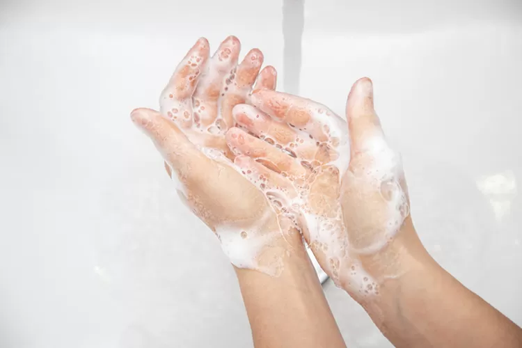 Alasan tangan kamu suka panas setelah mencuci baju. (freepik.com - KABARBUANA)