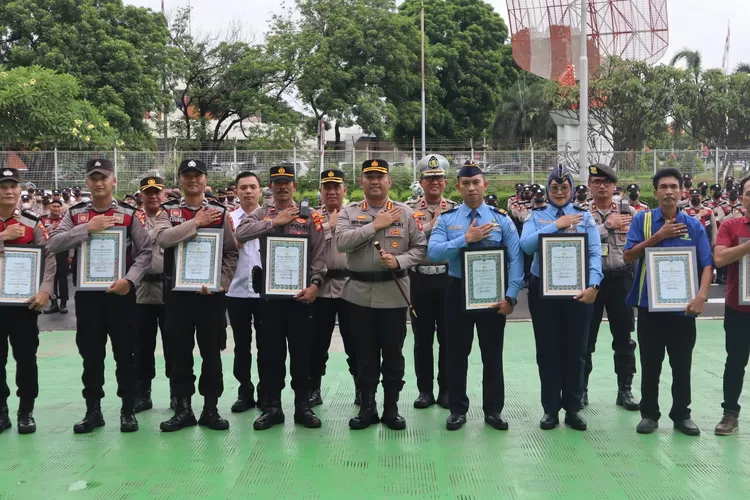 Kapolresta Bandara Kombes Roberto Pasaribu memberikan penghargaan kepada personel berprestasi. (istimewa )