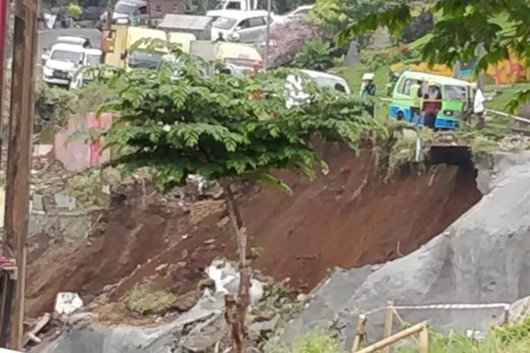 Jalan Dekat Stasiun Batutulis Bogor Kena Longsor, Buka Tutup Bikin Lalu ...