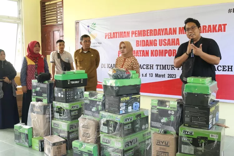 Kemensos memberi bantuan pelatihan pembuatan kompor rakyat di Aceh Timur. 