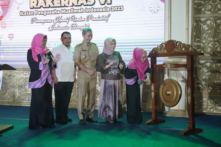 Ketum IPEMI, Ingrid Kansil meresmikan Rakernas VI di Green Forest Bogor.