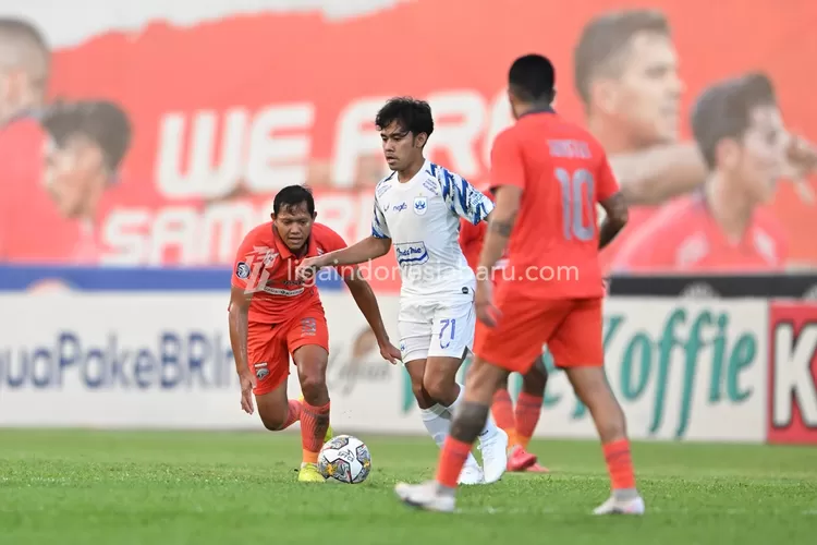 Tim PSIS Semarang Terkapar di Stadion Segiri, kalah Telak 1-6 dari Borneo FC, Pemain PSIS (putih) Sedang Dihadang Dua Pemain Borneo FC (merah) d (foto ligaindonesiabaru)