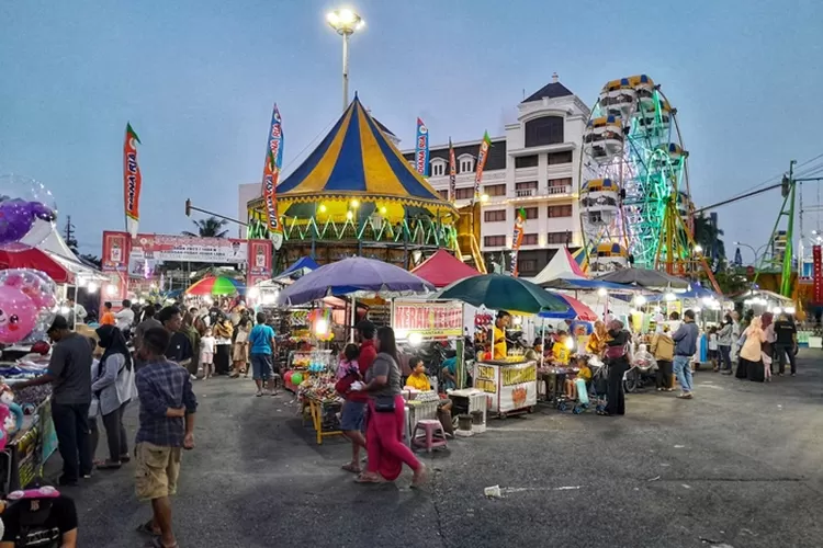 Pasar Dugderan Semarang dengan berbagai wahananya kembali digelar meriah setelah 3 tahun vakum.  (Ayosemarang.com/ Audrian Firhannusa)
