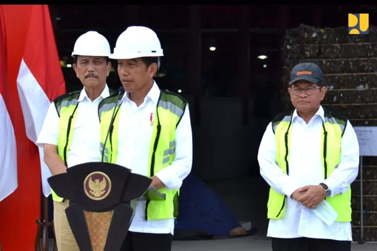 Presiden Jokowi meresmikan pembangunan Tempat Pengolahan Sampah Terpadu (TPST) Kota Denpasar yang meliputi TPST Kesiman Kertalangu, TPST Padang Sambian, dan TPST Tahura Ngurah Rai, di TPST Kesiman Kertalangu, Senin (13/3).