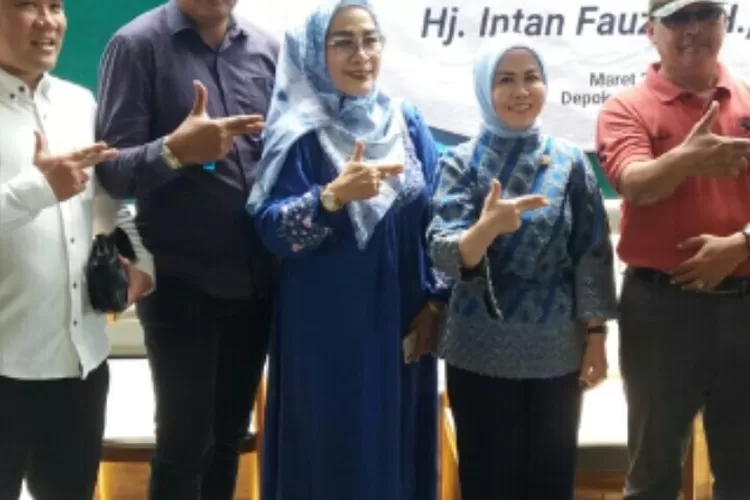 Ketua Komunitas Keluarga Kreatif Kota Depok Primanti Daniarsih didampingi anggota DPR RI Intan Fauzia (dua dari kanan) dan anggota DPRD Jawa Barat Hasbullah Rahmat (dua dari kiri) seusai acara sosialisasi standarisasi produk. (G. Windarto)