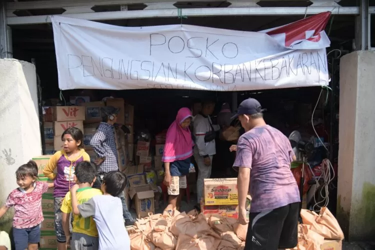 Korban kebakaran Plumpang, Jakarta Utara mendapatkan bantuan sembako.  (Istimewa)