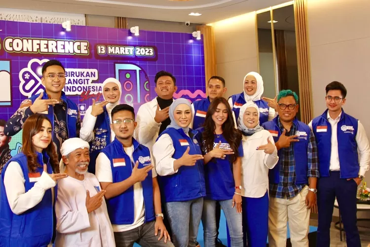 Penyanyi DEnny Caknan berkemeja putih (deretan atas) saat konfrensi pers bersama politisi muda PAN di kanor DPP PAn Buncit Raya, Jakarta - Foto: Henry Lukmanul Hakim