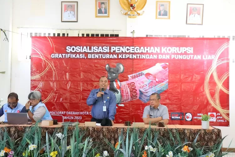 SOSIALISASI : Inspektorat Daerah (Irda) Kota Depok memberikan sosialisasi pencegahan korupsi kepada Aparatus Negeri Sipil (ASN) se-Kecamatan Tapos.
