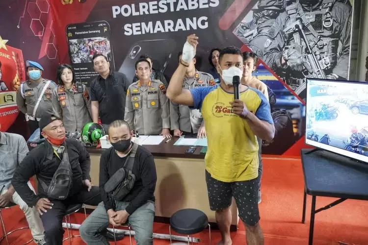 Rilis kasus pengeroyokan oleh ojol di Polrestabes Semarang beberapa waktu yang lalu. Kasus ini kini sedang dalam tahap sidang pemanggilan saksi.  (Ayosemarang.com/ Audrian Firhannusa)