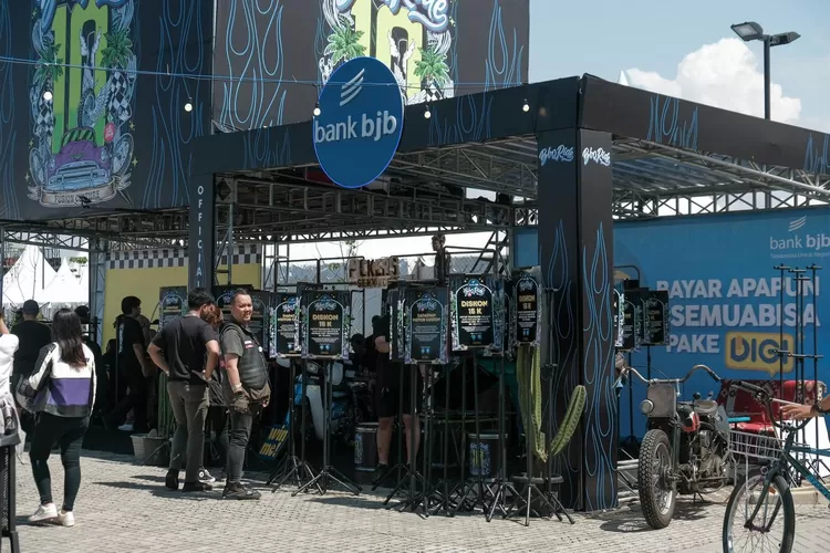 bank bjb memanjakan para penggemar modifikasi mobil dan motor melalui beragam promo menarik dalam pagelaran BBQ RIDE 2023 yang digelar di area Summarecon Mall, Gedebage Bandung pada Sabtu-Minggu 11-12 Maret 2023. (ayopontianak.com/dok. bank bjb)