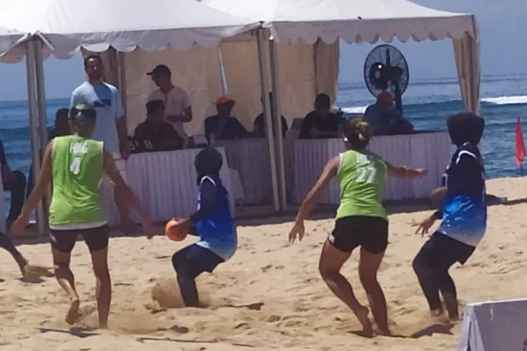 Tim putri bola tangan pantai Indonesia mengalahkan tim Hongkong 2 - 0 di babak penysihan Grup A Kejuaraan Asia Bola Tangan Pantai di Bali.
