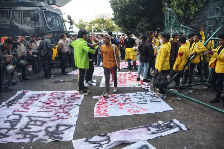 Demo mahasiswa di Kota Semarang yang sempat ricuh dan mengakibatkan jebolnya pagar Kantor Gubernur Jateng.  (Ayosemarang.com/ Audrian Firhannusa)