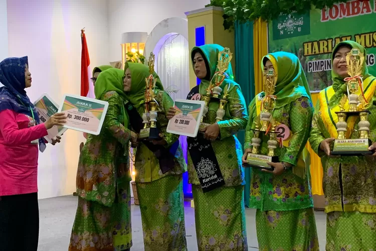Pemenang lomba paduan suara dalam rangka peringatan Harlah Muslimat NU ke-77 di Gedung Abdi Praja Kendal.  (Edi Prayitno / kontributor Kendal)