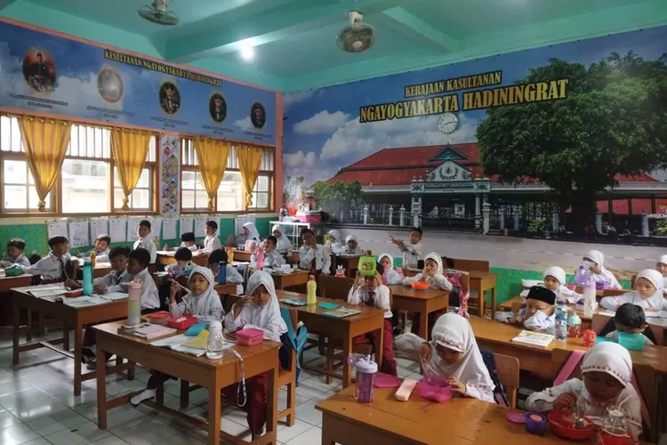 Siswa MIN 1 Kendal menikmati bekal sekolah yang dibawa dari rumah. (dokumentasi)