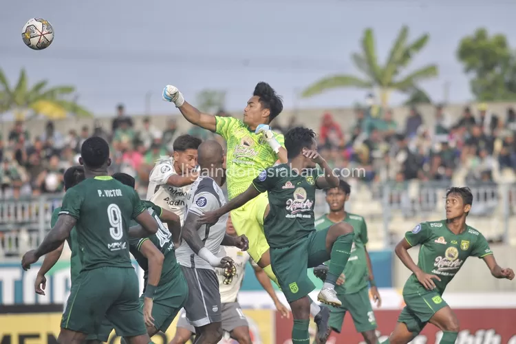Pertandingan Antara Persebaya dan Persib Bandung Berakhir Imbang 2-2 (foto ligaindonesiabaru)