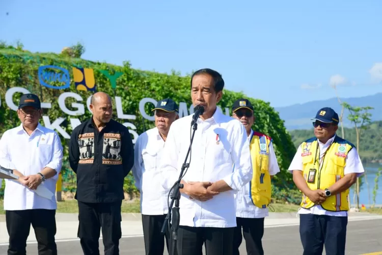 Presiden Jokowi meninjau kesiapan sejumlah tempat yang akan dipergunakan KTT ASEAN ke-42 di Kabupaten Manggarai Barat, Provinsi NTT. (Foto: dok. BPMI Setpres/Muchlis Jr)