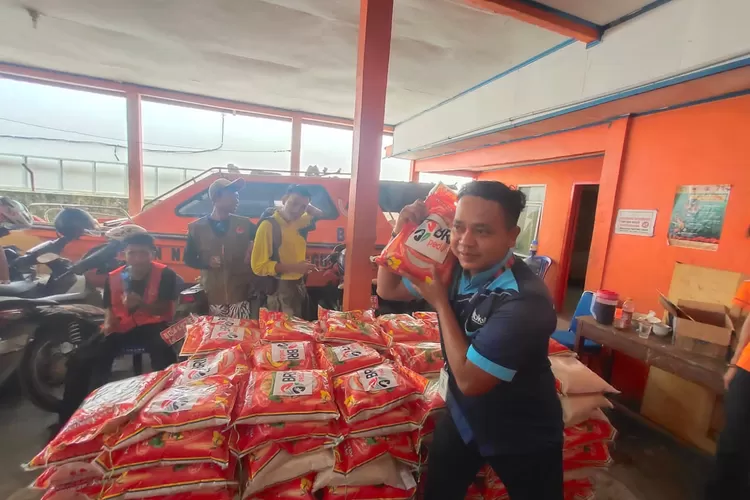 BRI melalui program BRI Peduli memberikan bantuan untuk para korban bencana banjir. (BRI)