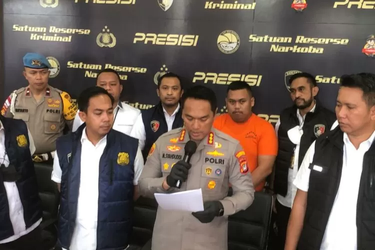 Akbar Pera Baharudin (APB) alias Ajudan Pribadi telah ditetapkan tersangka dalam kasus penipuan.  (Sabik Aji Taufan/ JawaPos.com)