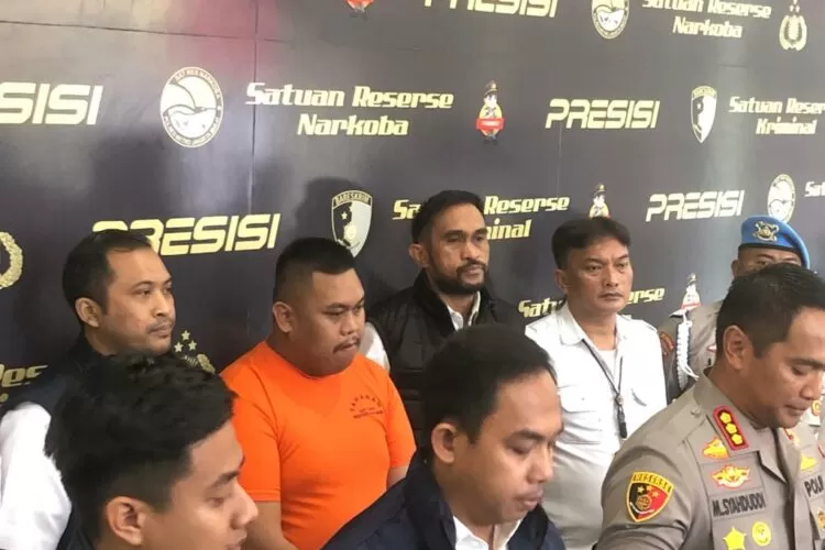 Akbar Pera Baharudin (APB) alias Ajudan Pribadi telah ditetapkan tersangka dalam kasus penipuan.  (Sabik Aji Taufan/ JawaPos.com)