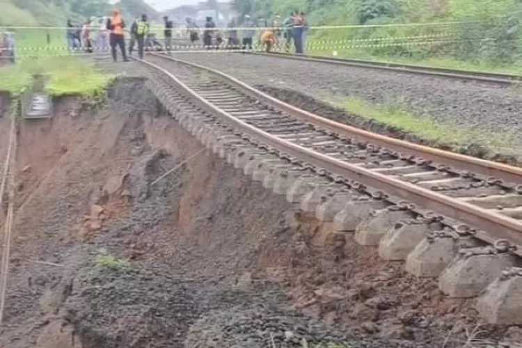 Jalur Kereta Api Pangrango Terdampak Longsor di Empang Bogor
