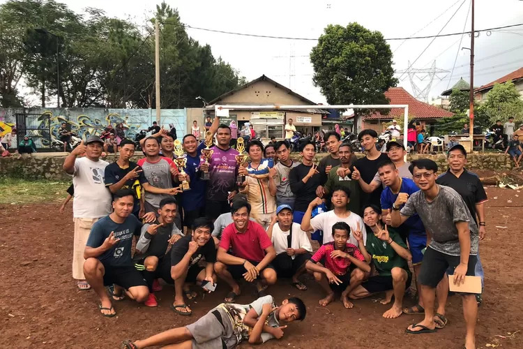 SERU : Saat berlangsungnya turnamen sepakbola RW8 Bojongsari Baru berlangsung di lapangan Jalan H. Kenan, RT2/8, Kelurahan Bojongsari Baru, Kecamatan Bojongsari, belum lama ini.&nbsp; (ALDY RAMA/RADAR DEPOK)