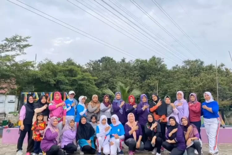 BUGAR : Ibu-ibu yang mengikuti senam sehat di Taman Rangkapanjaya, Kecamatan Pancoranmas, Rabu (15/3). (&nbsp;ALDY RAMA/RADAR DEPOK)