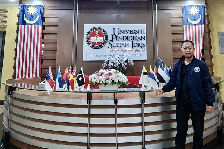 Kepala sekolah SMP Prima Cendekia Islami Beni Saputro  ketika berada di acara seminar Internasional Pendidikan UPI-UPSI di Malaysia - Foto: Dokumen Pribadi