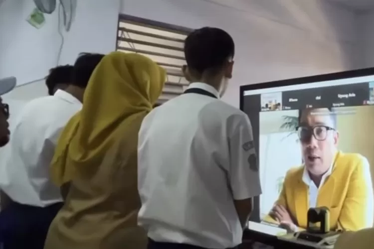 Viral sebuah video dari SMPN 3 Tasikmalaya yang mengumpulkan dana demi membeli sepatu baru untuk teman sekelasnya, langsung direspon oleh Gubernur Jawa Barat, Ridwan Kamil. (Foto: Ridwan Kamil/TikTok @JawaBaratJuara)