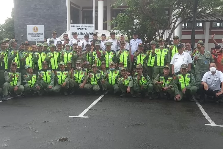ACARA : Pemberian SK kepada puluhan Satlinmas di Kecamatan Tapos yang di lakukan di lapangan Kantor Kecamatan Tapos, Kota Depok. (ANDIKA EKA/RADAR DEPOK)
