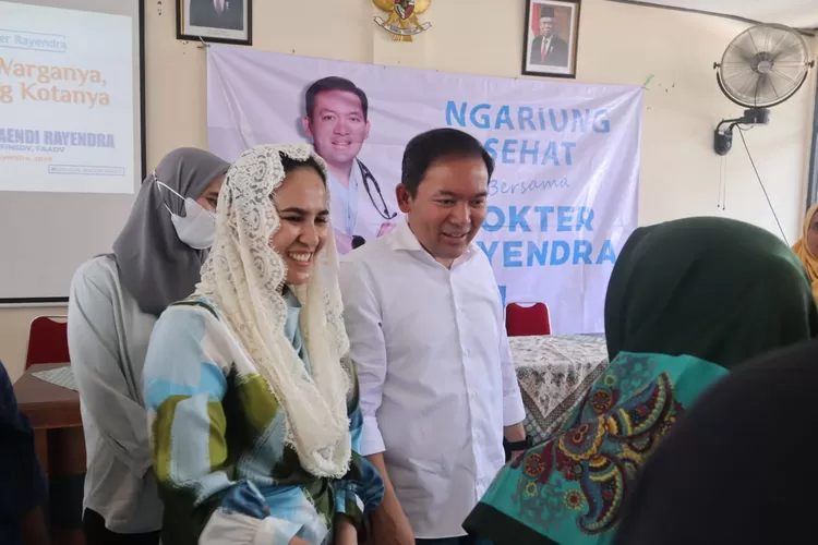 Dokter Rayendra alias dr Raendi Rayendra saat giat Ngariung Sehat. (Dok pribadi)