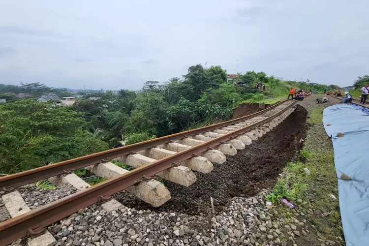Jalur Bogor-sukabumi kena dampak longsor