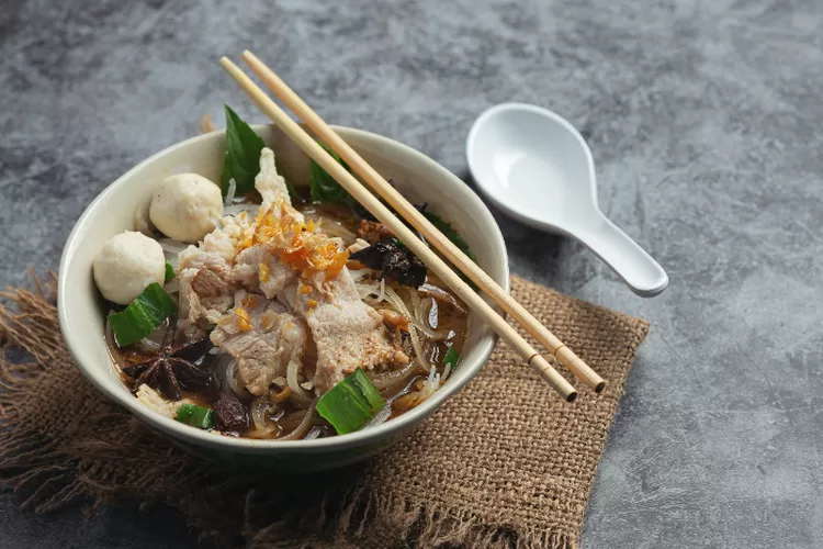 Ilustrasi bakso. Berikut lima tempat makan bakso terenak dan termurah di Sukabumi. (freepik.com/jcomp)