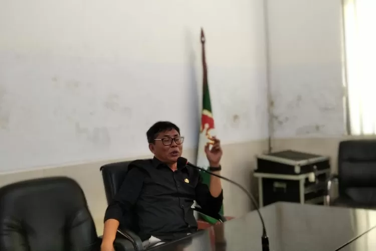 Kepala KCD Wilayah X  Jawa Barat, Ambar Triwidodo memberikan pernyataan terkait Guru SMK Telkom, Muhammad Sabil yang Diberhentikan.  (Ulfi Fadhilah/Klikaktual.com)
