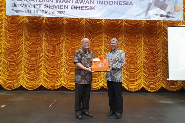 Wakil Gubernur DIY KGPAA Paku Alam X menerima kenang-kenangan dari Semen Gresik (Foto : Istimewa)